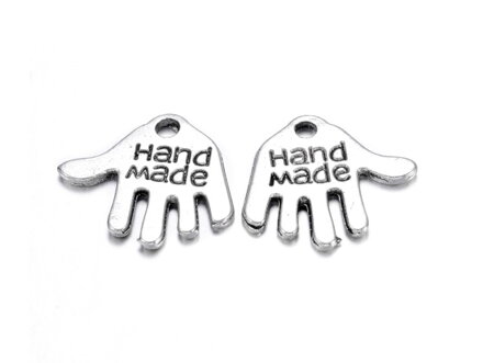 Kovový prívesok ruka Hand Made 13mm - strieborný