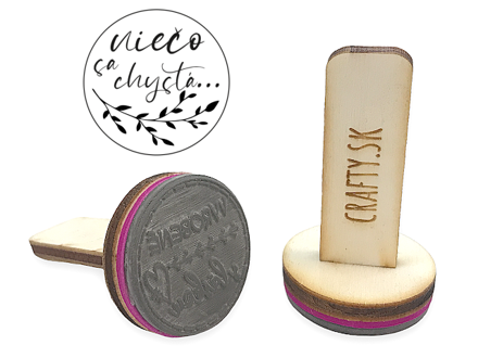 Pečiatka s drevenou rúčkou 30mm - Niečo sa chystá