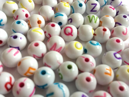 Plastové korálky abeceda guličky - 8mm biele - 20g