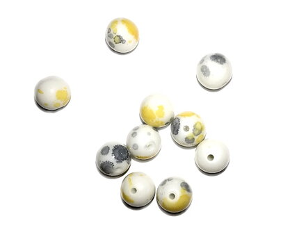 Sklenená korálka biela fľakatá 12mm - žlto-sivá