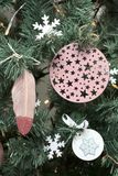 Dýhové výrezy ISATIS 2ks - vianočné gule s hviezdičkami