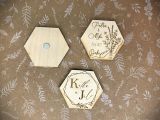 Drevená dýhová svadobná magnetka hexagon 5cm - Vzor 2 - folklórny