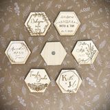 Drevená dýhová svadobná magnetka hexagon 5cm - Vzor 2 - folklórny