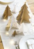 Vianočný papier bordový s potlačou A4 - šišky a vetvičky