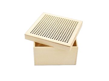 Drevená krabička s dierkami na vyšívanie - 9x9cm