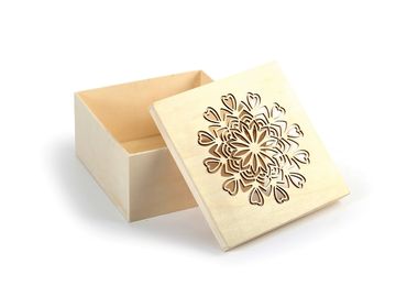 Drevená krabička s ozdobným ornamentom