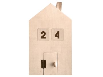 Drevený adventný kalendár ARTEMIO - domček s dvierkami