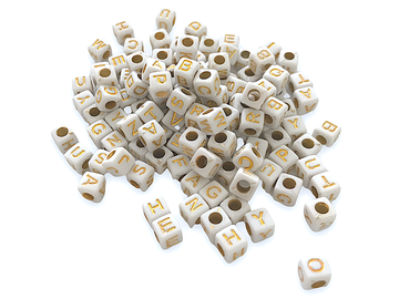 Plastové korálky kocky biele 20g - zlatá abeceda