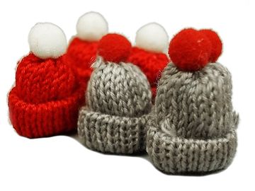 Textilná štrikovaná mini čiapka 4,5cm - sivá s červenou guličkou
